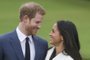  O prícipe Harry se casa neste sábado (19/05) com a atriz Meghan Markle.(FILES) In this file photo taken on November 27, 2017 Britains Prince Harry and his fiancée US actress Meghan Markle pose for a photograph in the Sunken Garden at Kensington Palace in west London on November 27, 2017, following the announcement of their engagement.Prince Harry, who marries US former actress Meghan Markle on May 19, 2018 has been transformed in recent years from an angry young man into one of the British royal familys greatest assets. / AFP PHOTO / Daniel LEAL-OLIVASEditoria: HUMLocal: LondonIndexador: DANIEL LEAL-OLIVASSecao: imperial and royal mattersFonte: AFPFotógrafo: STR