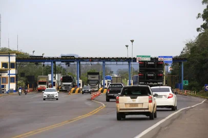  SANTA CRUZ DO SUL - BRASIL - A RS-287, que no passado era administrada pela Santa Cruz Rodovias, passou a ser gerida, em 2013, pela Empresa Gaúcha de Rodovias (EGR), criada no governo Tarso Genro. Embora a estrada venha recebendo manutenção da estatal, usuários reclamam das condições da rodovia e defendem a necessidade de duplicação.Praça de pedágio na RS-287, em Venâncio Aires, no Vale do Rio Pardo, que, a partir de 2013, passou a ser gerida pela Empresa Gaúcha de Rodovias (EGR), criada no governo Tarso Genro.  (FOTOS: LAURO ALVES)