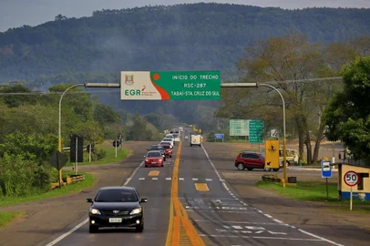  SANTA CRUZ DO SUL - BRASIL - A RS-287, que no passado era administrada pela Santa Cruz Rodovias, passou a ser gerida, em 2013, pela Empresa Gaúcha de Rodovias (EGR), criada no governo Tarso Genro. Embora a estrada venha recebendo manutenção da estatal, usuários reclamam das condições da rodovia e defendem a necessidade de duplicação.Praça de pedágio na RS-287, em Venâncio Aires, no Vale do Rio Pardo, que, a partir de 2013, passou a ser gerida pela Empresa Gaúcha de Rodovias (EGR), criada no governo Tarso Genro.  (FOTOS: LAURO ALVES)