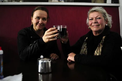  CAXIAS DO SUL, RS, BRASIL, 17/05/2018 - Reportagem aborda o consumo de café em Caxias. Com a chegada do frio, é comum aumentar a venda da bebida. NA FOTO: Adriana Rigo e Claudete Polidoro Martinelli (as amigas da Cafeteria Três). (Marcelo Casagrande/Agência RBS)
