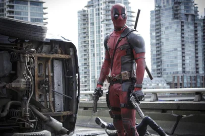 Adaptação do quadrinhos, Deadpool mostra o surgimento do anti-herói interpretado por Ryan Reynolds.