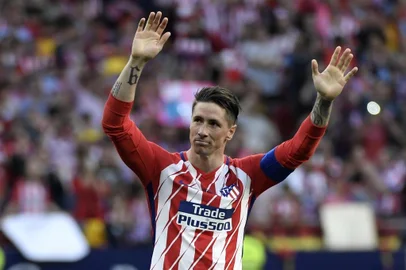 Atletico Madrids Spanish forward Fernando Torres acknowledges fans at the end of the Spanish league football match between Club Atletico de Madrid and SD Eibar at the Wanda Metropolitano stadium in Madrid on May 20, 2018.Torres scored twice in what was his final match for Atletico Madrid. / AFP PHOTO / GABRIEL BOUYS