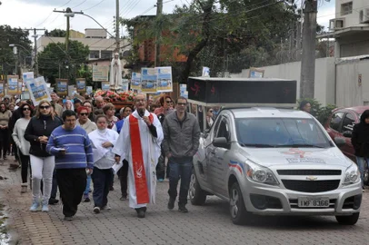 Devotos de Nossa Senhora de Fátima percorreram vias de Porto Alegre, neste domingo (20), para homenagear a santa portuguesa que, segundo a crença católica, apareceu pela primeira vez há 101 anos. Cerca de mil pessoas com cartazes e imagens da Virgem Maria deixaram a Igreja Santa Rosa de Lima, no bairro Rubem Berta, às 9h, em direção ao novo santuário de Nossa Senhora de Fátima, inaugurado há um ano, na Rua Nossa Senhora de Fátima, esquina com a Avenida Baltazar de Oliveira Garcia, no mesmo bairro. No trajeto de aproximadamente 2,5 quilômetros, rezaram, entoaram cânticos religiosos e fizeram seus pedidos. A organização estimava que cerca de 5 mil pessoas participariam da caminhada.