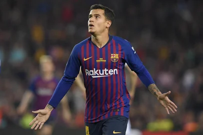 Barcelona's Brazilian midfielder Philippe Coutinho celebrates after scoring a goal during the Spanish league football match between FC Barcelona and Real Sociedad at the Camp Nou stadium in Barcelona on May 20, 2018. / AFP PHOTO / LLUIS GENE