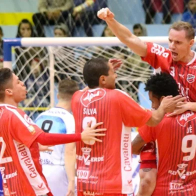 O ala Selbach (3) comemora gol na vitória do Atlântico, de Erechim, sobre o Foz Cataratas em Foz do Iguaçu (PR), em partida válida pela oitava semana da Liga Nacional de Futsal.
