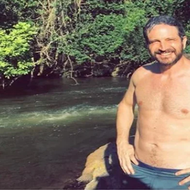 Caco Ciocler teve que emagrecer pra fazer o Edgar, de Segundo Sol.