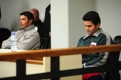 CAXIAS DO SUL, RS, BRASIL, 21/05/2018. Geovane Ratkiwicz Bitello (d) e Dino César Pinheiro (e), acusados de matar um homem a pauladas e facadas em 2016, vão a julgamento nesta segunda-feira, em Caxias do Sul. Eles são julgados pela morte de Américo Silveira dos Santos, 52 anos, ocorrida na manhã do dia 15 de julho daquele ano, na localidade de Tunas Altas, no interior de Vila Oliva. (Diogo Sallaberry/Agência RBS)