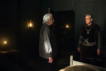 FOTO EXCLUSIVA para COLUNA SINAL ABERTO, Flávia Requião***. Em Deus Salve o Rei, no capítulo 121, cena 39: Otávio (Alexandre Borges) quer tirar o Rei Augusto (Marcos Nanini) da prisão, e Heber (Cássio Scapin) vê tudo escondido.
