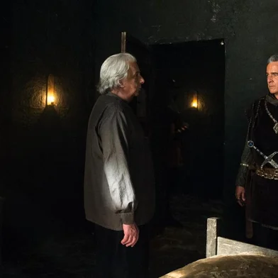 FOTO EXCLUSIVA para COLUNA SINAL ABERTO, Flávia Requião***. Em Deus Salve o Rei, no capítulo 121, cena 39: Otávio (Alexandre Borges) quer tirar o Rei Augusto (Marcos Nanini) da prisão, e Heber (Cássio Scapin) vê tudo escondido.