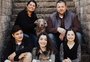 Cachorro faz poses inesperadas em álbum de família e viraliza nas redes sociais