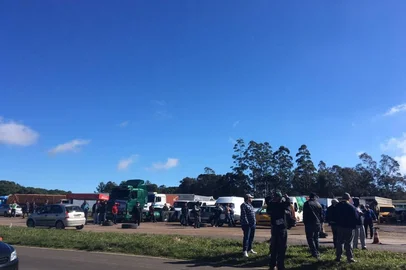 Caminhoneiros realizam protesto na RS-122, em Caxias do Sul