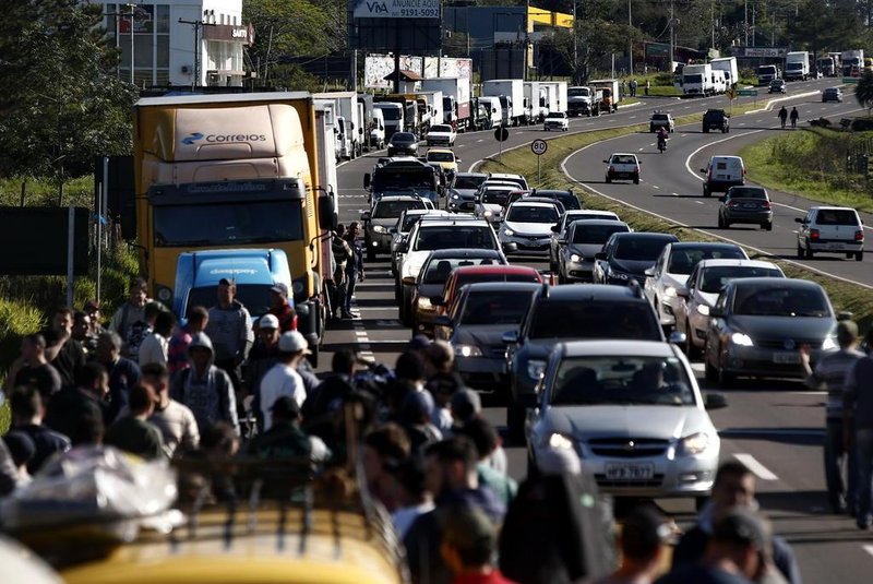  ARARICÁ, RS, BRASIL, 23-05-2018. No terceiro dia de mobilização nacional em protesto contra a alta nos preços dos combustíveis, caminhoneiros fazem novas manifestações em rodovias no Rio Grande do Sul.  (ANDRÉ ÁVILA/AGÊNCIA RBS)