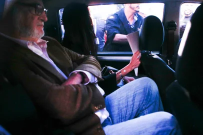 Azeredo se entrega à Polícia e vai cumprir pena em quartel da PMMG - MENSALÃO MINEIRO/EDUARDO AZEREDO - GERAL - O ex-governador de Minas Gerais, Eduardo Azeredo (PSDB), é levado da 1ª Delegacia de   Polícia Civil Sul, na região Centro-Sul de Belo Horizonte para passar por exame de corpo   de delito no IML, na tarde desta quarta-feira (23). Azeredo se entregou à Polícia Civil   no início da tarde desta quarta. Por determinação da Justiça, ele não vai para uma prisão   comum. O tucano conseguiu na Justiça o direito de ficar preso em unidade da Polícia   Militar de Minas Gerais sem a necessidade da utilização de uniforme do sistema prisional   do Estado. A decisão é do juiz Luiz Carlos Rezende e Santos, da Vara de Execuções Penais   de Belo Horizonte. A Justiça ainda proibiu o uso de algemas.    23/05/2018 - Foto: CRISTIANE MATTOS/O TEMPO/ESTADÃO CONTEÚDOEditoria: GERALLocal: BELO HORIZONTEIndexador: CRISTIANE MATTOSFotógrafo: O TEMPO