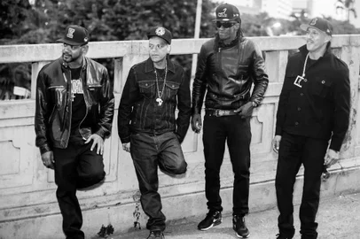 Foto em preto e branco do grupo Racionais Mcs 