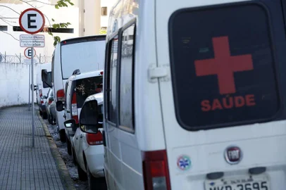  Fpolis BR SC - ambulâncias estacionadas ao lado do hospital celso ramos