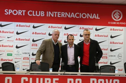  PORTO ALEGRE, RS, BRASIL, 24.05.2018. Rodrigo Caetano é apresentado como diretor executivo do Inter. Na foto, o presidente Marcelo Medeiros (E) , Rodrigo Caetano (C)  e o vice de futebol Roberto Melo (D).Foto: Fernando Gomes/Agência RBS