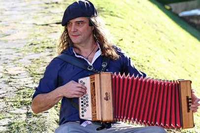  PORTO ALEGRE, RS, BRASIL - Renato Borghetti, mais conhecido como Borghettinho é um acordeonista, folclorista, artista plástico, ensaísta e antropólogo brasileiro. Toca gaita-ponto. Renato ganha biografia (FOTO: JÚLIO CORDEIRO/AGÊNCIA RBS)