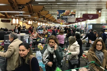 Movimento e falta de produtos em supermercados de Porto Alegre devido à greve dos camioneiros. Foto: Zaffari Ipiranga.