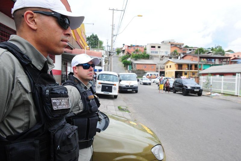  CAXIAS DO SUL, RS, BRASIL (30/09/2017). Brigada Militar realiza policiamento comunitário na área central do bairro Santa Fé. (Roni Rigon/Pioneiro).
