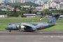  PORTO ALEGRE, RS, BRASIL, 09-03-2017. Maior avião já construído pela indústria aeronáutica brasileira, o Embraer KC-390 estabelece um novo padrão para aeronaves de transporte militar de médio porte em termos de desempenho e capacidade de carga, além de contar com avançados sistemas de missão e de voo. O KC-390 possui basicamente o mesmo tamanho do C-130, porém, voa mais rápido e mais alto. Capaz de transportar 23 toneladas de carga e atingir a velocidade máxima de cruzeiro de 860 km/h (465 nós), o novo avião trará expressivos ganhos de mobilidade para seus operadores, reduzindo consideravelmente os tempos de missão. Pousou nesta manhã em Porto Alegre para testes a caminho do Chile. (RONALDO BERNARDI/AGÊNCIA RBS