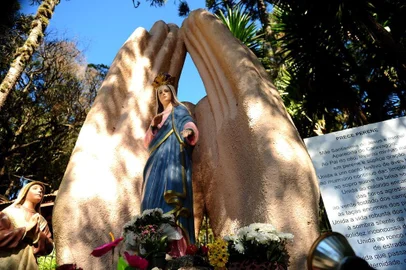  CANELA, RS, BRASIL, 23/05/2018. A tradição de celebrar Nossa Senhora de Caravaggio é consagrada em território farroupilhense, mas Canela fortalece, ano a ano, mais uma grande festa para Caravaggio. No mês de maio, a comunidade estima que cerca de 100 mil pessoas prestem homenagem à santa durante os dias de evento, a Romaria a Caravaggio. Uma igreja, em homenagem a  Nossa Senhora de Caravaggio, está sendo construída no local. (Diogo Sallaberry/Agência RBS)