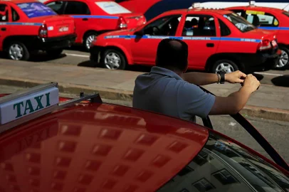  PORTO ALEGRE, RS, BRASIL, 08-05-2018: Ponto de táxi da avenida Borges de Medeiros. Enquete sobre a possibilidade de mudança da cor dos táxis de vermelho ibérico para branco, aprovada pela Câmara de Vereadores e que aguarda sanção do prefeito. (Foto: Mateus Bruxel / Agência RBS)