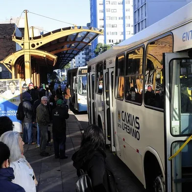  CAXIAS DO SUL, RS, BRASIL, 25/05/2018 - Com a paralisação dos caminhoneiros bloqueios nas estradas, a Visate reduziu o número de horários, aumentando o movimento nas paradas. NA FOTO: parada de ônibus na Bento Gonçalves. (Marcelo Casagrande/Agência RBS)
