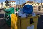 Sem coleta por conta da greve dos caminhoneiros e do feriado de Nossa Senhora de Caravaggio, lixo começa a acumular em Caxias. Na foto, lixeiras na Rua João Venzon Netto, bairro Santa Catarina. 