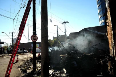  CAXIAS DO SUL, RS, BRASIL, 28/05/2018. Casarão no bairro Rio Branco foi consumido em incêndio e um corpo carbonizado foi encontrado nos escombros. No local, funcionava uma estofaria e uma pensão. (Diogo Sallaberry/Agência RBS)