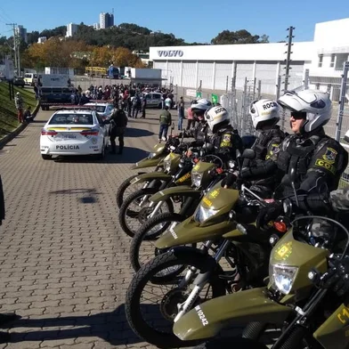 Manifestantes impedem saíde de caminhões em Caxias