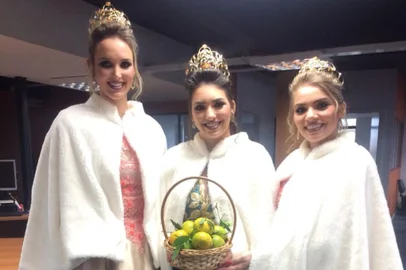 Soberanas da 21ª Festa da Bergamota e das Flores de São Sebastião do Caí visitaram a redação do Pioneiro nesta segunda-feira, 21 de maio. Festa ocorre de 30 de maio a 10 de junho. Na foto, a rainha Daniel Visentini (centro) e as princesas Ana Luize Jacob (direita) e Franciele Simon Simsen (esquerda).