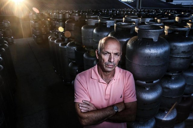  SÃO JOSÉ, SC, BRASIL - 28/05/2018Greve de caminhoneiros faz faltar gás. Na foto, o sócio-proprietário da Nacional Gás de Campinas, Carlos Steinbach