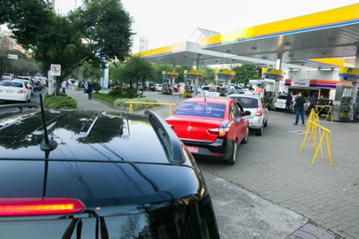  PORTO ALEGRE, RS, BRASIL, 28-05-2018. Alguns postos de combustível da capital voltam a vender gasolina. Na foto Fauri Comercio De Combustiveis na av. Nilo Peçanha.  (Foto Andrea Graiz\ Agencia RBS)Indexador: Andrea Graiz