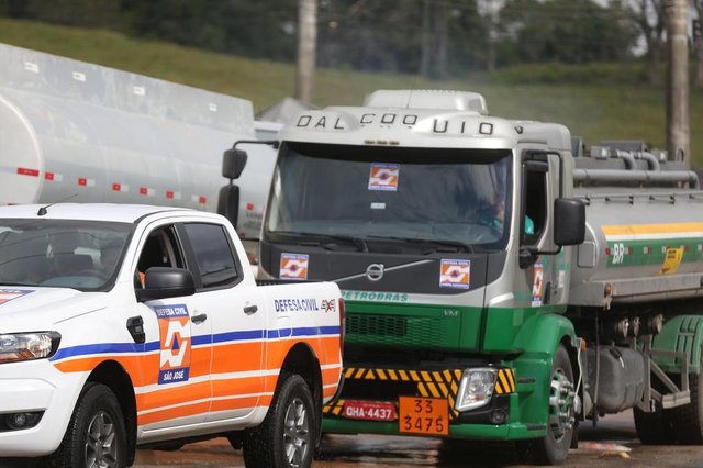  Greve caminhoneiros. Caminhões saem com escolta policial para asbtecer viaturas da PM e veículos oficiais