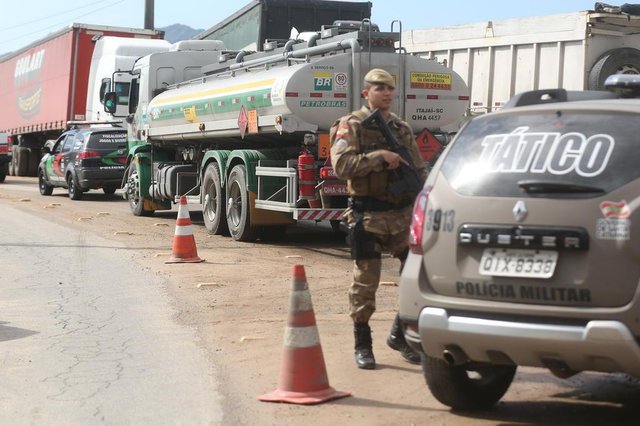  Greve caminhoneiros. Caminhões saem com escolta policial para asbtecer viaturas da PM e veículos oficiais