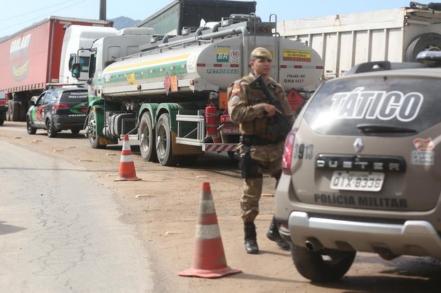  Greve caminhoneiros. Caminhões saem com escolta policial para asbtecer viaturas da PM e veículos oficiais