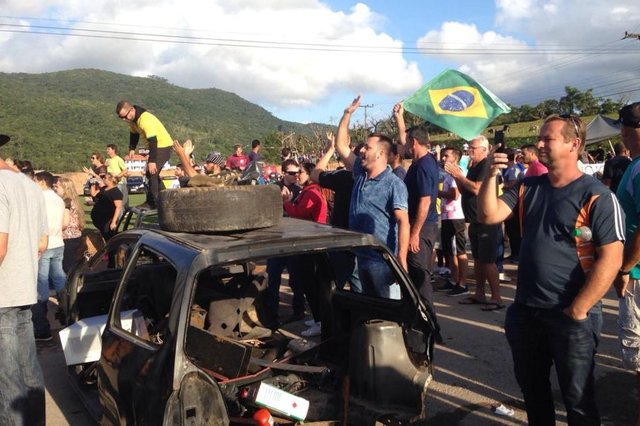  BIGUAÇU, SC - 29/05/2018. Manifestantes colocaram duas carcaças na estrada para impedir a entrada dos caminhões na Transpetro.
