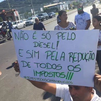  NOVO HAMBURGO, RS, BRASIL, 29-05-2018. Manifestantes bloqueiam na BR 116, km 234, por 5 minutos. (ANDRÉ ÁVILA/AGÊNCIA RBS)