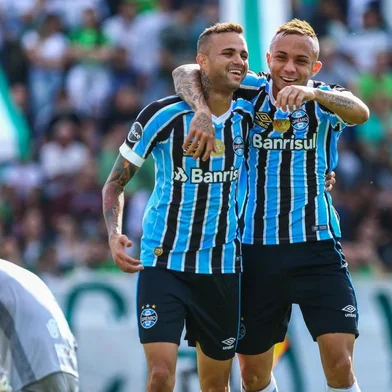 RS - FUTEBOL/CAMPEONATO GAUCO 2018/AVENIDA X GREMIO - ESPORTES - Lance da partida entre Gremio e Avenida disputada na tarde deste domingo no Estadio dos Eucaliptos em Santa Cruz do Sul, valida pela semifinal do Campeonato Gaucho 2018. FOTO: LUCAS UEBEL/GREMIO FBPA