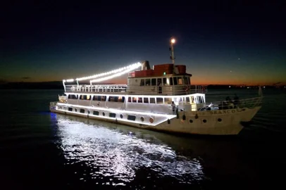 Cisne Branco em passeio noturno pelo Guaíba, em Porto Alegre (RS).