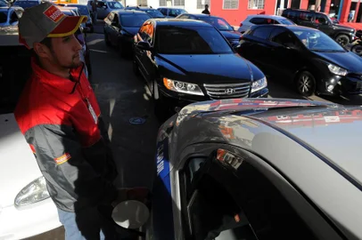  CAXIAS DO SUL, RS, BRASIL 30/05/2018Retomada do abastecimento de gasolina nesta quarta-feira gera filas e horas de espera nos postos de Caxias do Sul. (Felipe Nyland/Agência RBS)
