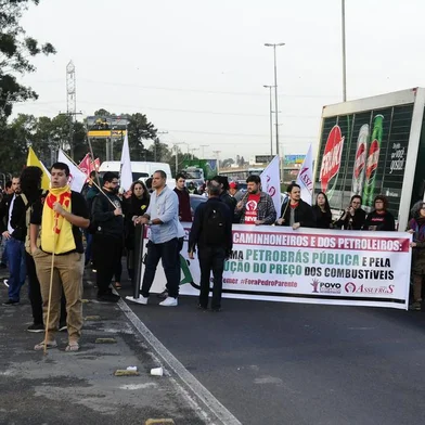  CANOAS, RS, BRASIL, 30-05-2018. Petroleiros: categoria iniciam greve em refinarias nesta quarta. Na Refap, em Canoas, polícia atua contra manifestantes.. (RONALDO BERNARDI/AGÊNCIA RBS)