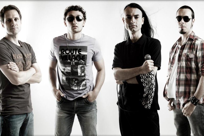 Banda Ultrasonic, formada por Roger Fingle (Vocal e guitarra), Maikol Nora (Baixo e Backing vocal), Ricardo Reolon (guitarra) e Guido Boff (Bateria). 