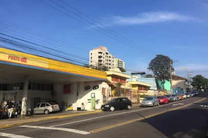 Movimento na manhã desta quinta-feira nos postos de Caxias do Sul. Na foto, posto da Conselheiro Dantas esquina com a Irma Zago, no Sagrada Família. 