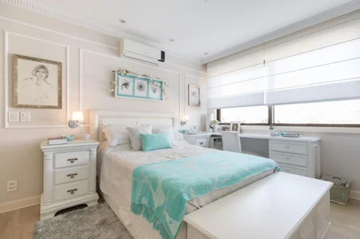 Débora Innig , Mola Arquitetura , quarto clássico , branco , azul , provençal , vidro , moldura , bolserie
