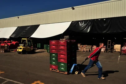  CAXIAS DO SUL, RS, BRASIL, 24/05/2018. Atacadistas que compram hortifrutigranjeiros de outros estados para vender na região estão quase sem produtos. Os que têm já subiram os preços. Quem conseguiu chegar a Ceasa para comprar mercadorias vai tentar desvios para voltar com as cargas e entregar os produtos. (Diogo Sallaberry/Agência RBS)