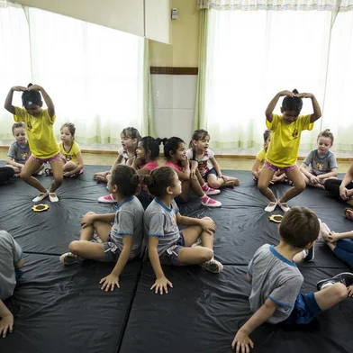 PICADA CAFÉ, RS, BRASIL, 23-04-2018: Crianças tem aula de balé na Escola Municipal de Educação Infantil Quatro Estações. O município de Picada Café tem a melhor educação do Rio Grande do Sul, conforme o Índice de Desenvolvimento Socioeconômico (Idese), referente ao ano de 2015, divulgado pela Fundação de Economia e Estatística (FEE). O Idese avalia a situação socioeconômica dos municípios gaúchos quanto à educação, à renda e à saúde, considerando aspectos quantitativos e qualitativos do processo de desenvolvimento. O índice é composto de algumas variáveis como a taxa de matrícula na educação infantil e no ensino médio, as notas dos alunos do ensino fundamental na Prova Brasil e o percentual da população com ensino fundamental completo. (Foto: Mateus Bruxel / Agência RBS)