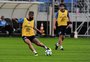 Após mais de um ano, Douglas participa de treino coletivo no Grêmio