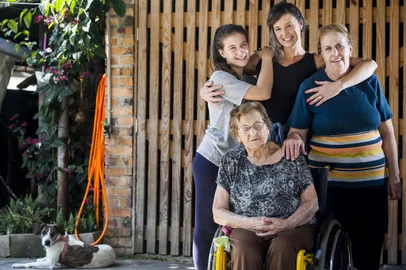 NOVA ROMA DO SUL, RS, BRASIL, 25-04-2018: Maria Zanatta Zatti, a mãe dela, Graziela Zanatta, a avó Geni Donida Zanatta e a bisavó Maria Luisa Donida (sentada), em casa, em Nova Roma do Sul. O município tem a melhor saúde do Rio Grande do Sul, conforme o Índice de Desenvolvimento Socioeconômico (Idese), referente ao ano de 2015, divulgado pela Fundação de Economia e Estatística (FEE). O Idese avalia a situação socioeconômica dos municípios gaúchos quanto à educação, à renda e à saúde, considerando aspectos quantitativos e qualitativos do processo de desenvolvimento. (Foto: Mateus Bruxel / Agência RBS)