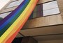 Bandeira de 10 metros é instalada em Porto Alegre para celebrar mês do Orgulho LGBT